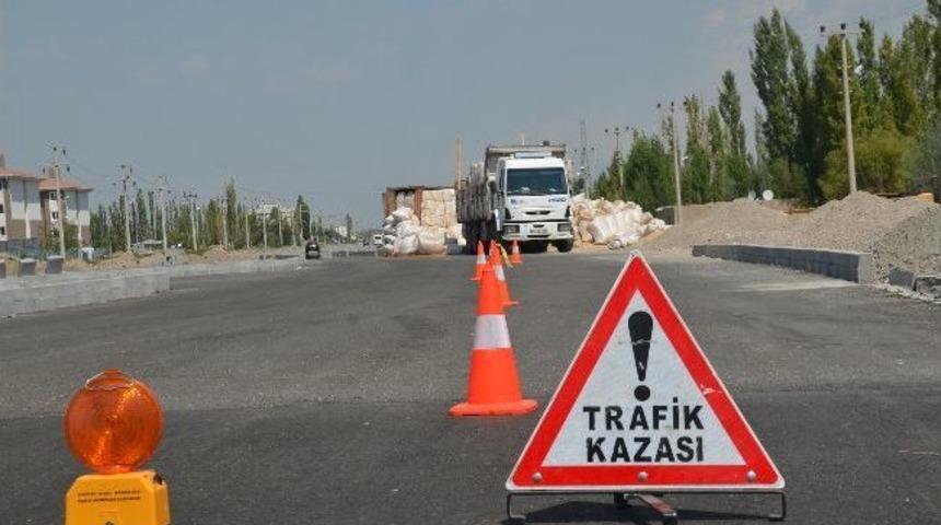 Iğdır&rsquo;da Saman Y&uuml;kl&uuml; Kamyon Devrildi: 1 Yaralı