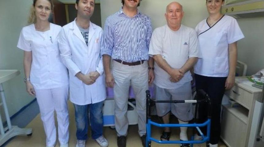 10 Yıldır Bacağında Taşıdığı Kitleden Kurtuldu