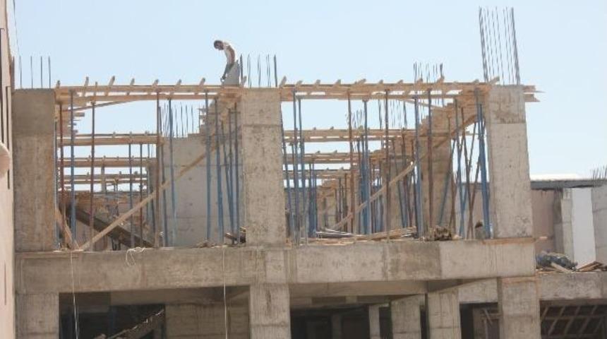 K&ouml;y Ve Organik &Uuml;r&uuml;nler Pazarının Yapımı S&uuml;r&uuml;yor