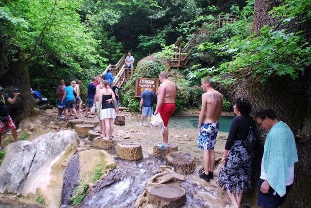 Sıcak havada Turgut Şelalesi'nde buz gibi serinlik