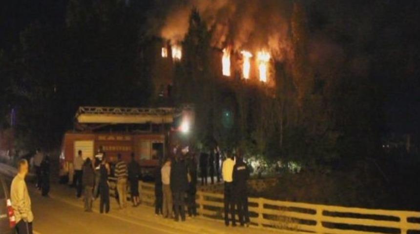 Kars&rsquo;ta Sahipsiz Ev Alev Alev Yandı