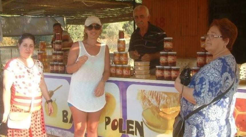 Ayvalık&rsquo;ta Emekli Eğitimci &Ouml;rnek Arıcı Oldu