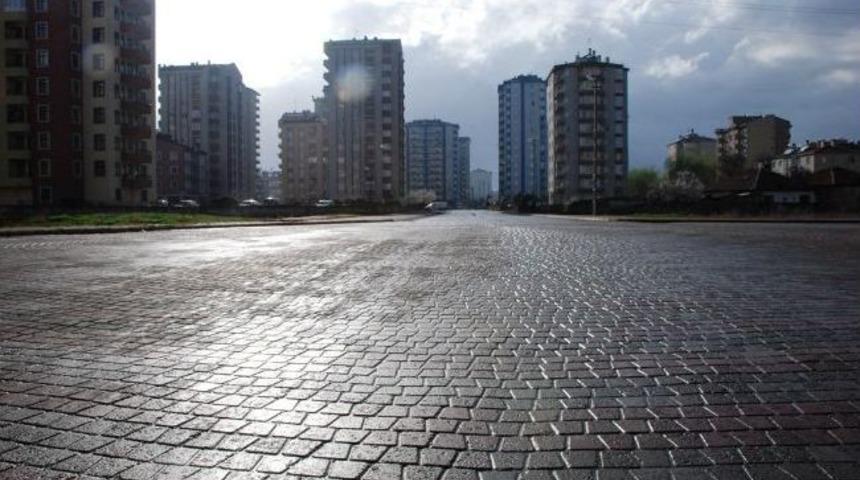 10 Ayrı B&ouml;lgede Hız Kesici Bariyer İle Antik Taşlı Kavşak D&uuml;zenlemesi Yapılıyor