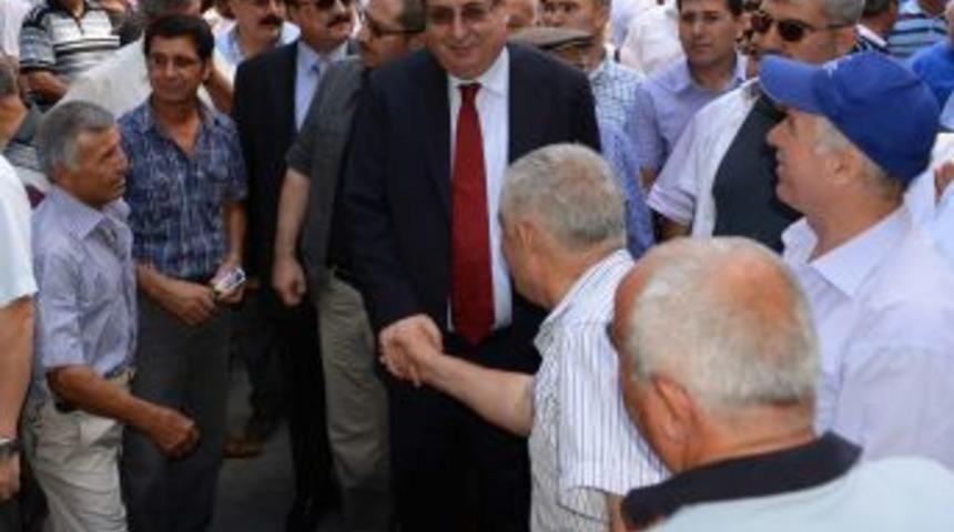 Başkan Macit &Ouml;zcan, Mersin'i karış karış geziyor