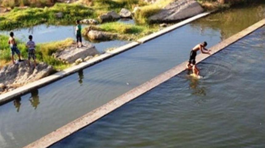 &Ccedil;ocukların Deterjanlı Suda Serinleme Keyfi