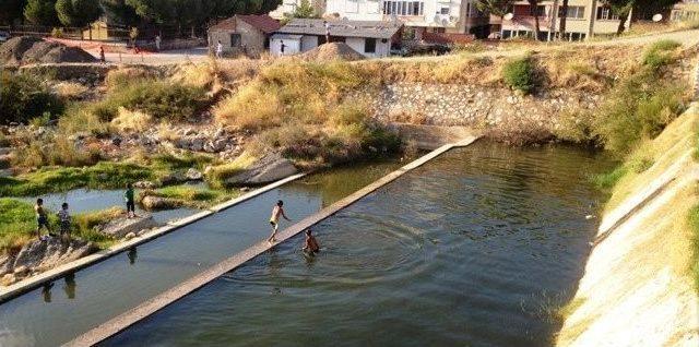 Çocukların Deterjanlı Suda Serinleme Keyfi