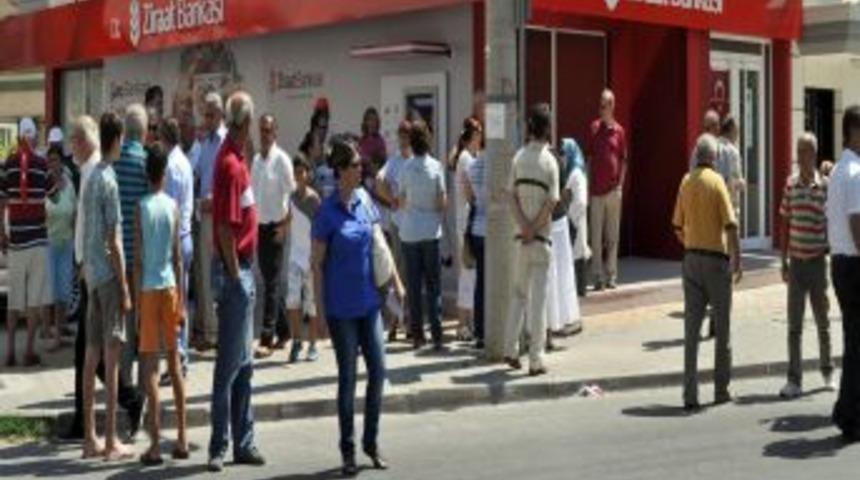 CHP Milletvekili Havut&ccedil;a, Ziraat Bankası Şubesine TC Yazısı Yapıştırdı