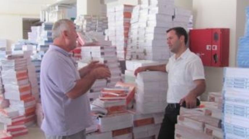 &Uuml;nye&rsquo;de &Uuml;cretsiz Ders Kitapları Dağıtımı Başladı