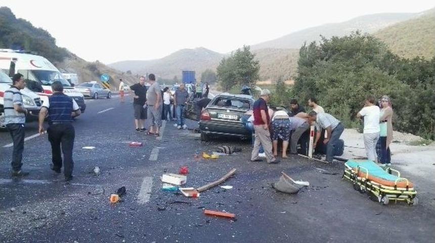 Kırkağaç'ta Trafik Kazası: 3 Ölü, 9 Yaralı