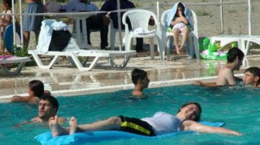 Aşırı Sıcaklar Havuzlara Koşturdu