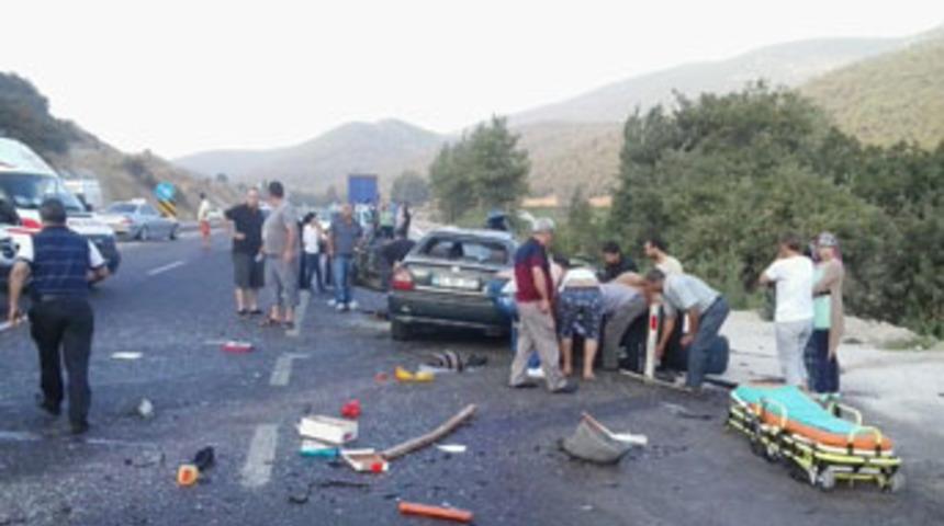 Otomobille minib&uuml;s &ccedil;arpıştı: 3 &ouml;l&uuml;, 9 yaralı