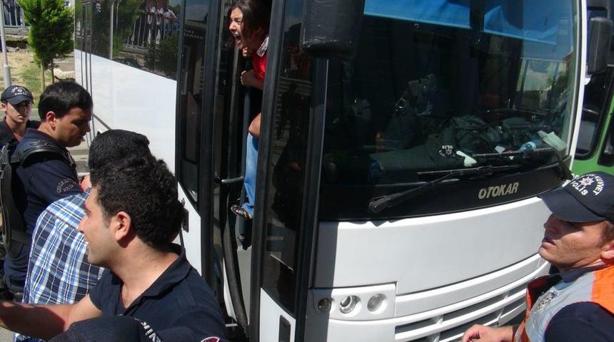 Adliye &Ouml;n&uuml;nde Eylem Yapan Gruba M&uuml;dahale