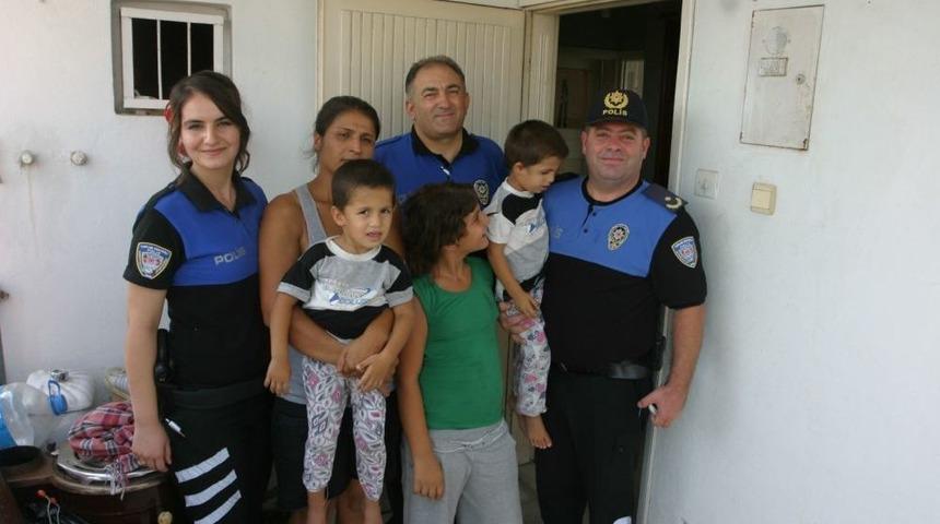 &Ccedil;ocukları Ile Parkta Yatan Kadına Vali Coş El Uzattı