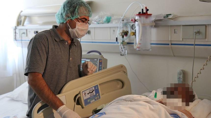 Salih &Uuml;sl&uuml;n Yoğun Bakımdan &Ccedil;ıkarıldı, Oğlu G&ouml;r&uuml;nce G&ouml;z Yaşlarını Tutamadı