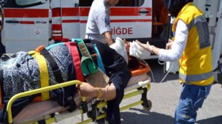 &Ccedil;&ouml;p Kamyonu Ile Otomobil &Ccedil;arpıştı: 1 &Ouml;l&uuml;, 11 Yaralı