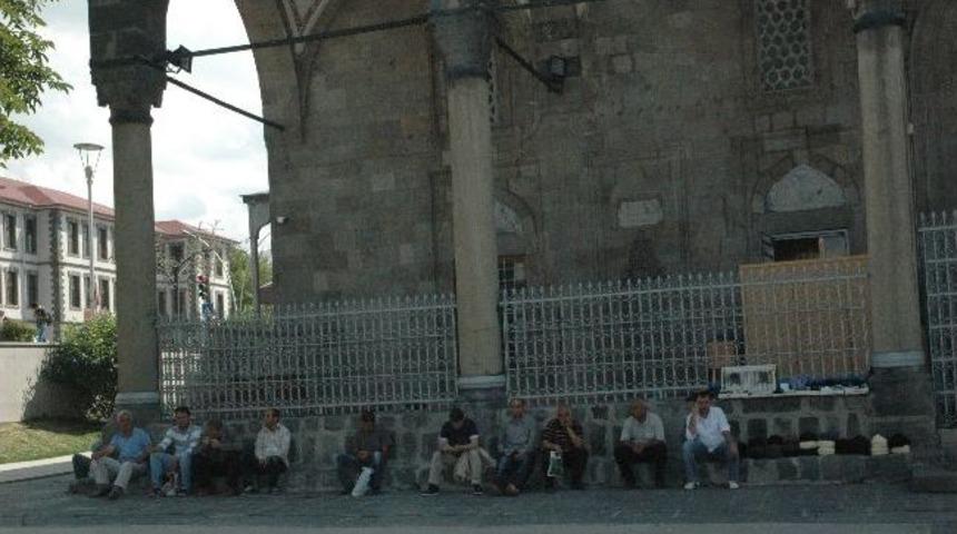 Sıcaktan Bunalan Vatandaşlar G&ouml;lge Alanlara Akın Ediyor