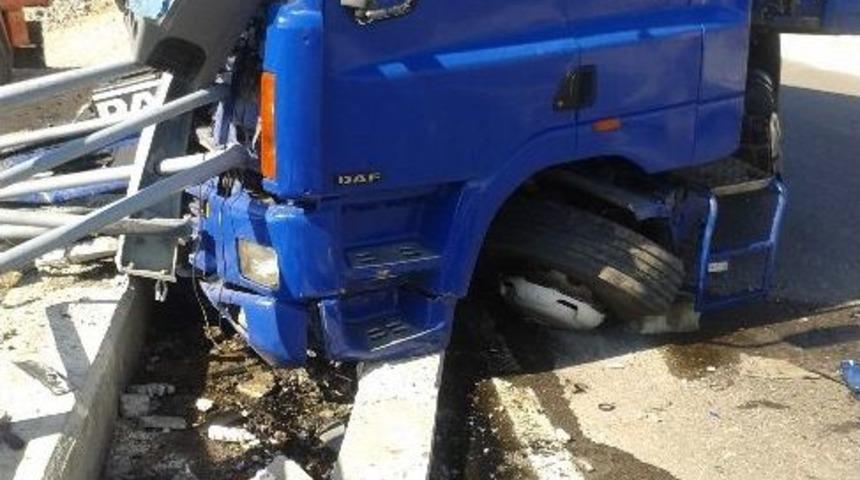 Tır Bariyerlere &Ccedil;arptı: 1 Yaralı