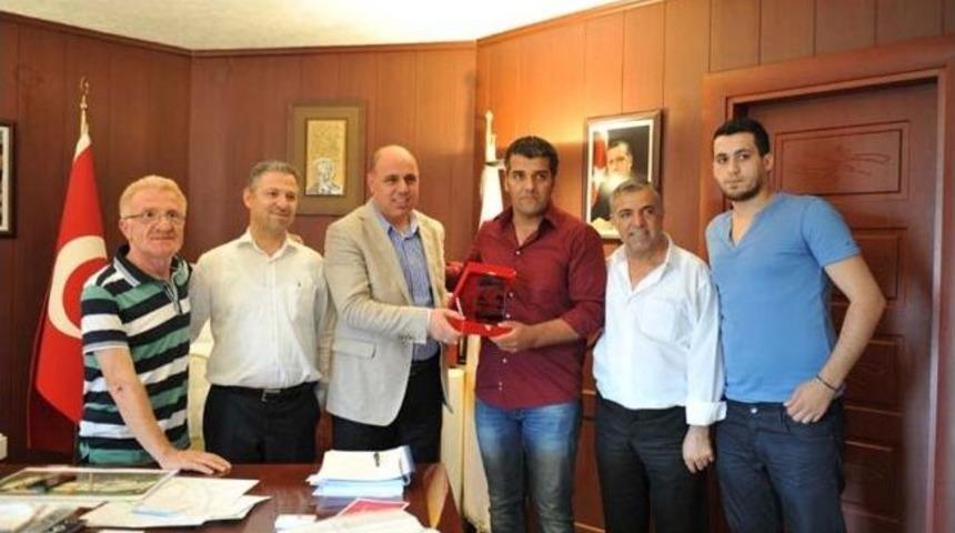 Başkan Ayanoğlu&rsquo;na Plaket &Uuml;zerine İşlenmiş Kombine Kart