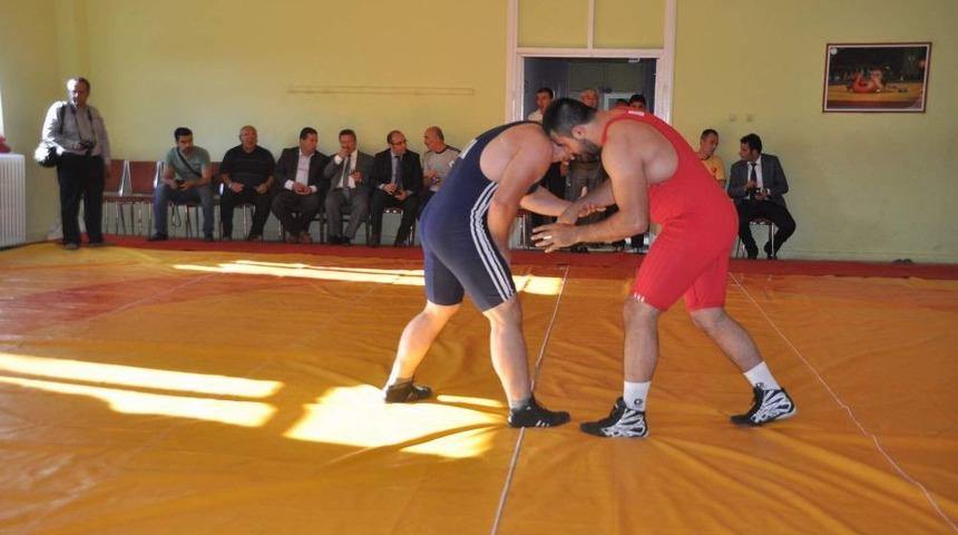 Yozgat Belediyesi G&uuml;reş Takımı &Ccedil;ankırı&rsquo;daki M&uuml;sabakalara Hazılanıyor