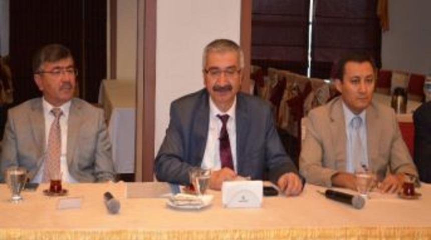 Vali Kılı&ccedil;, Mahalle Muhtarlarıyla Toplantı D&uuml;zenledi