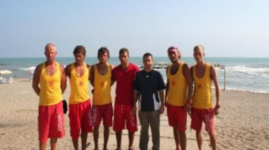 Onlar Dalgalara Karşı Hayat Kurtarma M&uuml;cadelesi Veriyorlar