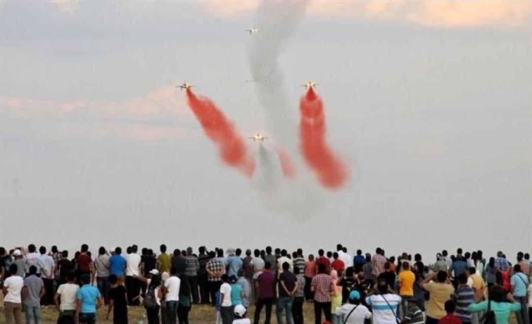 Vali Yılmaz T&uuml;rk Yıldızları'nın G&ouml;sterisini İzledi