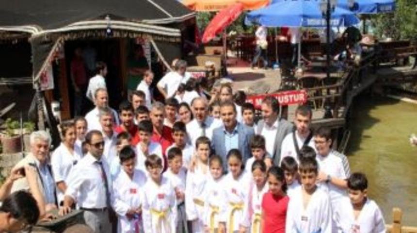 Ak Parti Sivas Milletvekili Turan, Suşehri Tekvando Ekibiyle Bir Araya Geldi