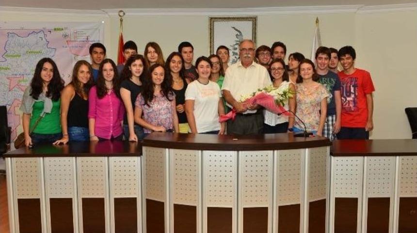 Robert Koleji &Ouml;ğrencilerinden Başkan G&ouml;khan&lsquo;a Ziyaret