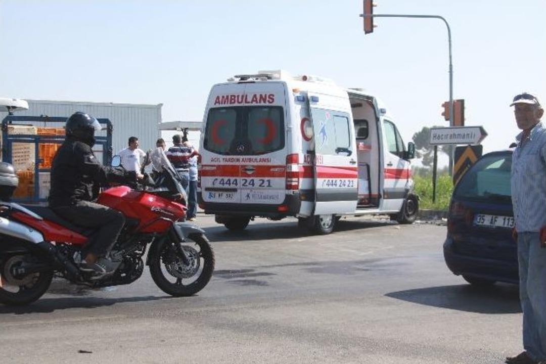 Ambulans, trakt&ouml;rle &ccedil;arpıştı: 1 &ouml;l&uuml;, 2 yaralı