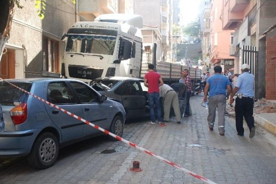 Freni Patlayan Tır 7 Aracı Bi&ccedil;ti