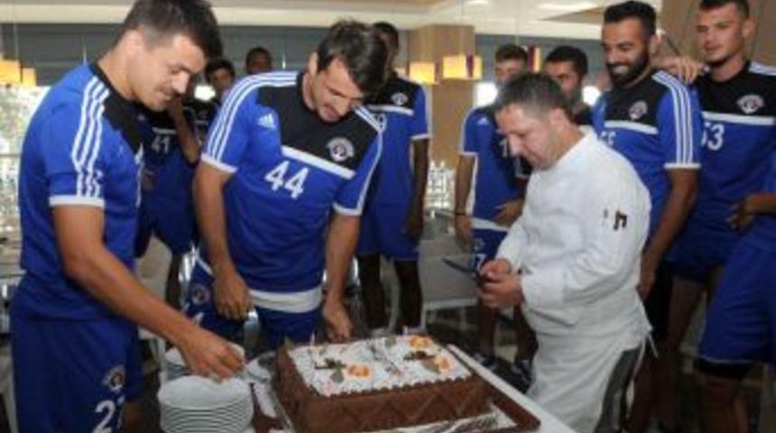 Kasımpaşa'da Volkan'a S&uuml;rpriz Doğum G&uuml;n&uuml;