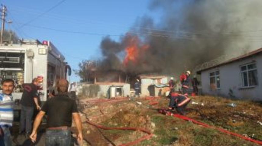 Sancaktepe De Çıkan Yangında 4 Ev Kül Oldu