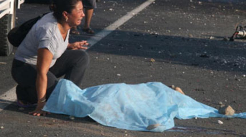 Arı y&uuml;kl&uuml; kamyon yayaya &ccedil;arpıp devrildi: 2 &ouml;l&uuml;, 1 yaralı