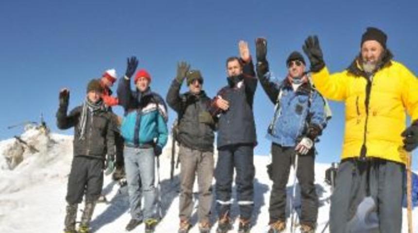 Ağrı Dağı'nın Zirvesi'nde Rabia İşareti