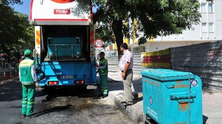 Şahinbey Belediyesi, Dezenfekte Aracı İle Konteynerleri Yerinde Temizliyor