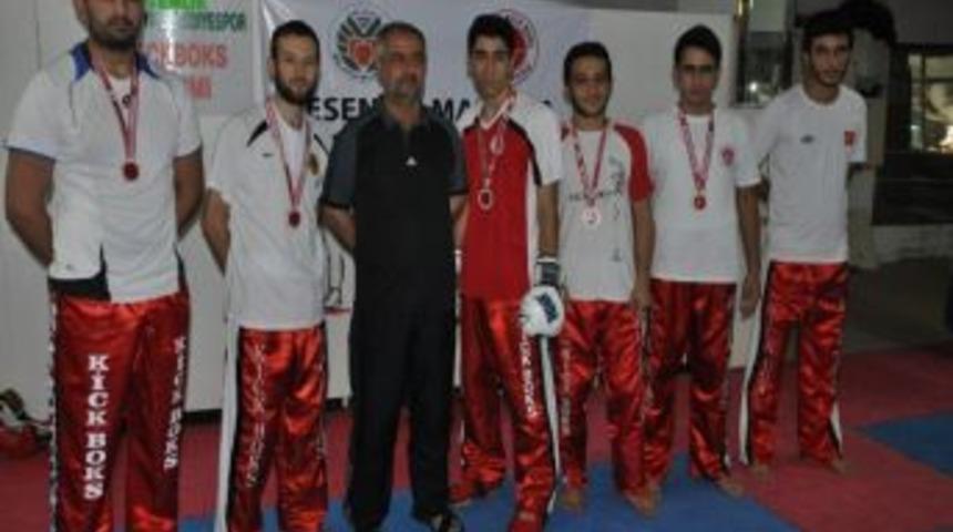 Esenlik Belediyesporlu Kick Boks&ccedil;ular, Şampiyonadan 7 Madalya İle D&ouml;nd&uuml;