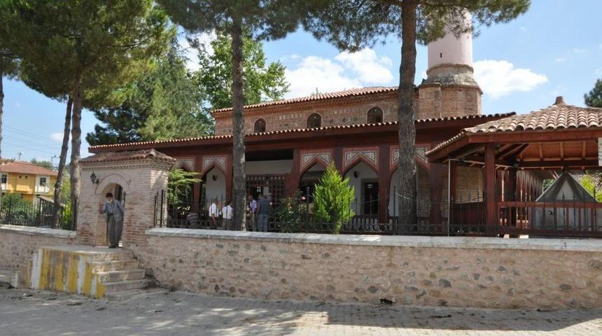 Silahtar &Ouml;mer Paşa Camii'ne Ilgi B&uuml;y&uuml;k