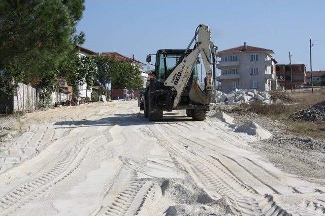 Arifiye’de Yol Açma Ve Genişletme Çalışmaları Sürüyor