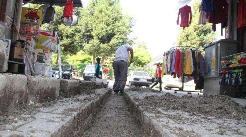 Akyazı Belediyesi'nden &Ccedil;arşı İ&ccedil;inde Kilitli Parkelere Bakım Onarım