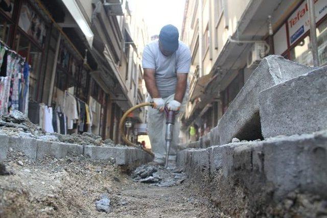 Akyazı Belediyesi'nden Çarşı İçinde Kilitli Parkelere Bakım Onarım