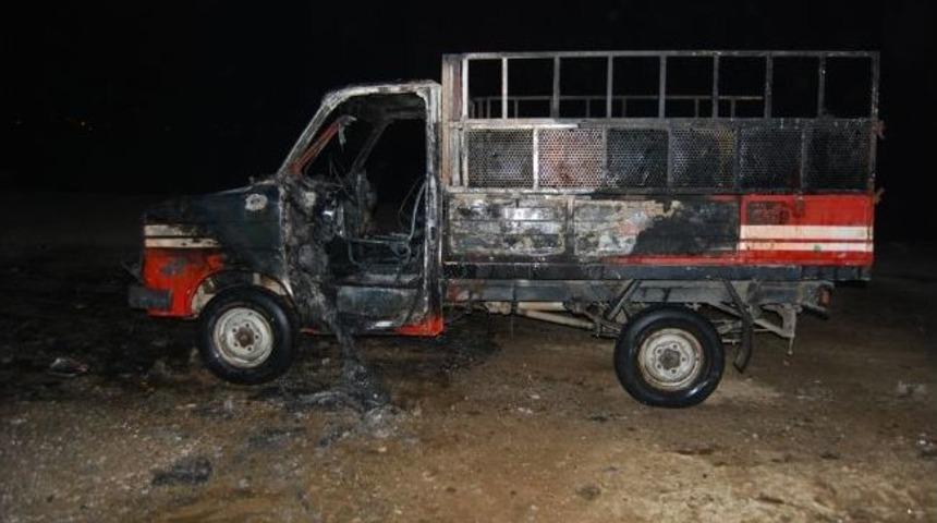 Eşme&rsquo;de Park Halindeki Ara&ccedil; Yandı