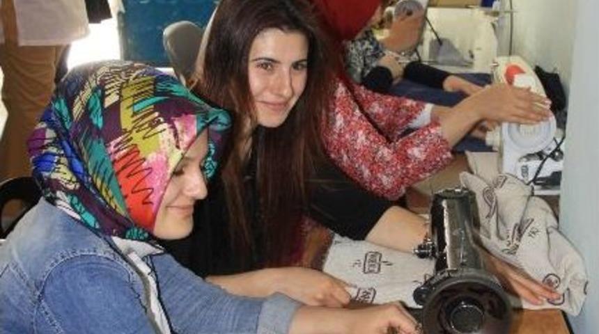 Hem&rsquo;den &Uuml;niversiteli K&ouml;yl&uuml; Kızlara Yaz Kursu