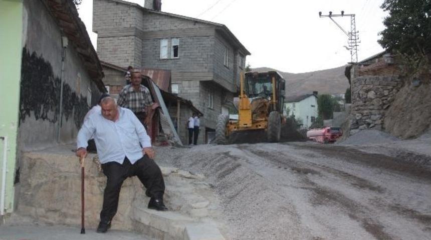 Hakari&rsquo;deki Mahalle Yolları Asfaltlanıyor