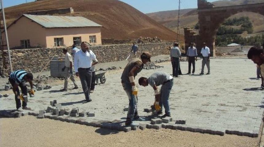 Tuzluca Belediyesi&rsquo;nden Parke Taşı D&ouml;şeme &Ccedil;alışması