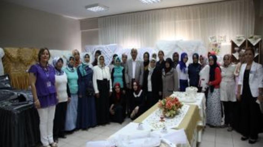 70 Kursiyer El Emeği G&ouml;z Nuru Eserlerini Sergiledi