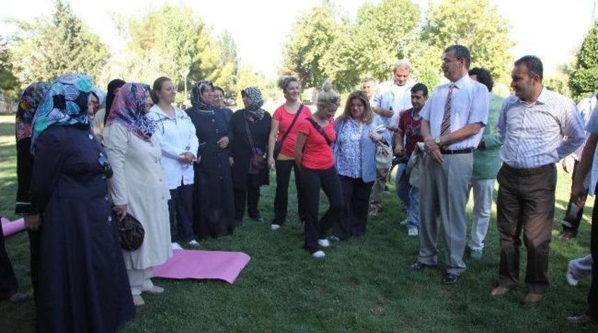 Parkta Spor Yapan Kadınlara Malzeme Dağıtımı