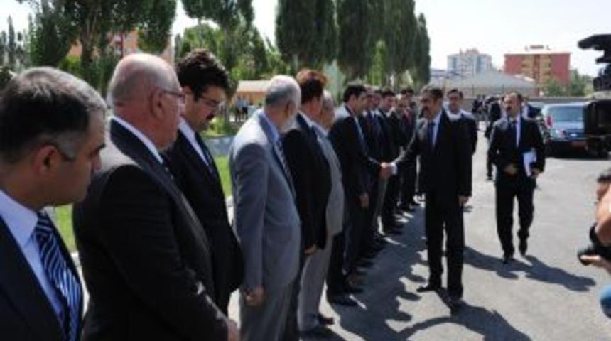 Van'ın Yeni Valisi Aydın Nezih Doğan G&ouml;revine Başladı