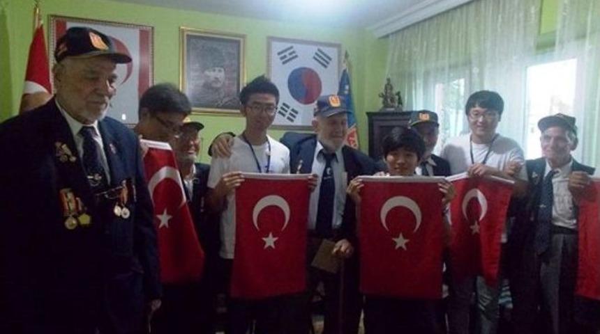 Koreli Gen&ccedil;ler Sakaryalı Kore Gazileri İle Buluştu