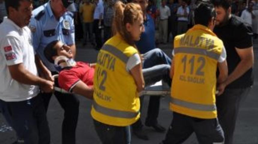 Otomobil, Dürüm Dağıtan Motosikletle Çarpıştı: 1 Yaralı