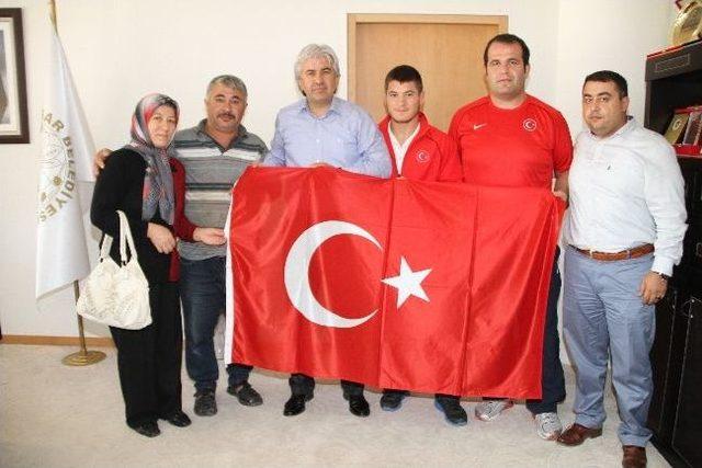 Akhisarlı Güreşçi Dünya Üçüncüsü Oldu